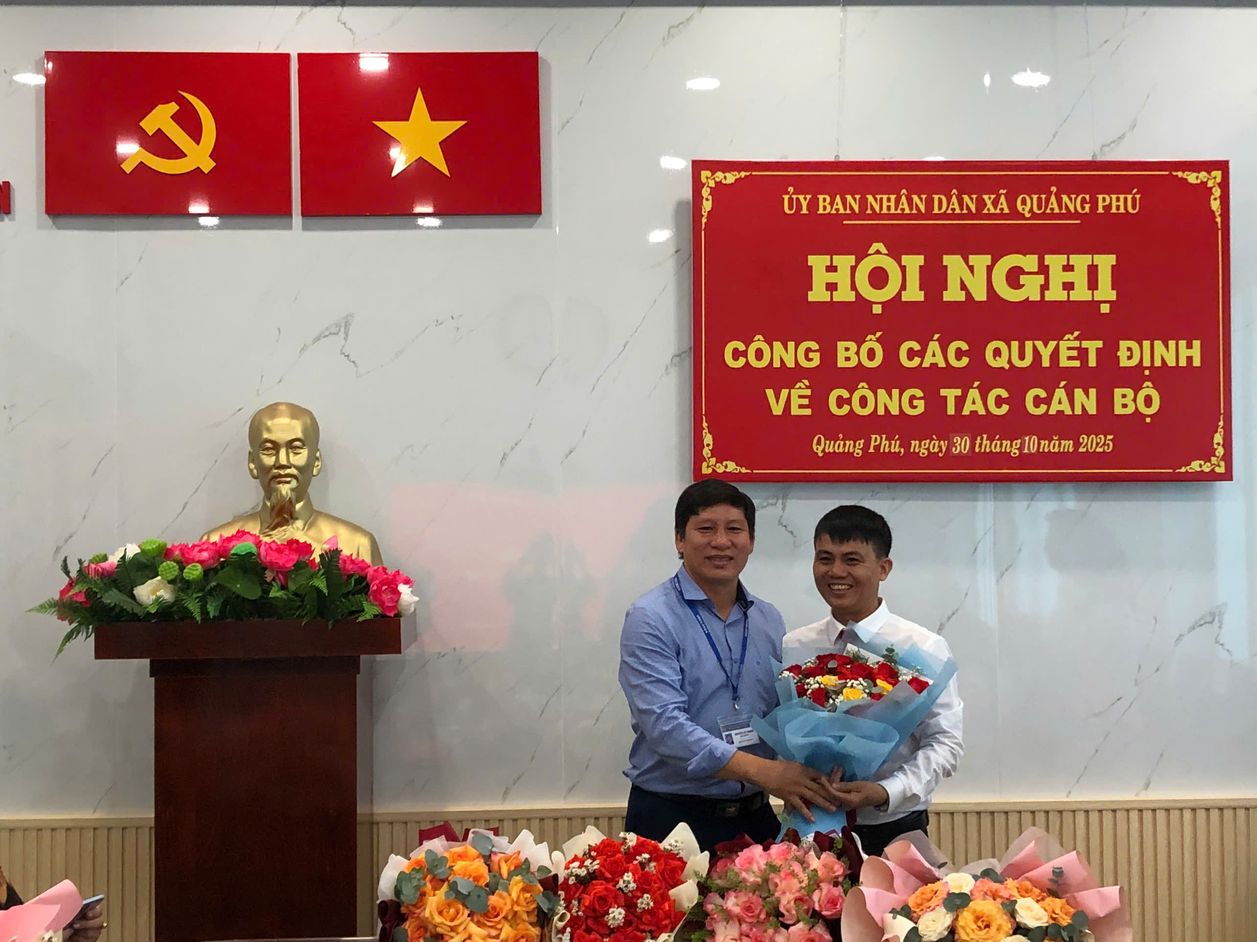 ban giám hiệu trường THCS Nguyễn Tri Phương tặng hoa chúc mừng